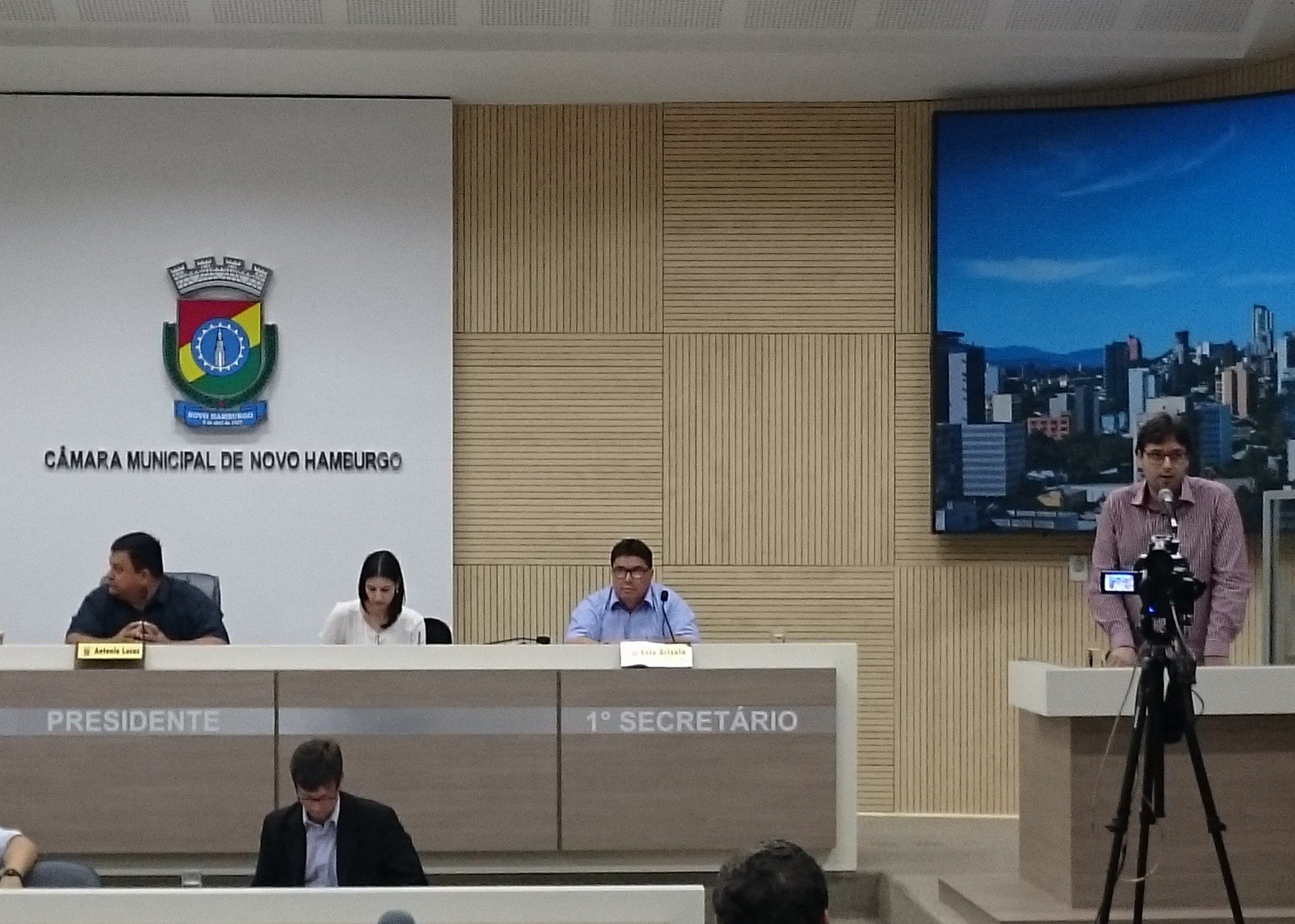 Conscientizar, incentivar e evoluir – Carlos apresenta projeto Buracos Monitor na Câmara de NH (Vídeo)